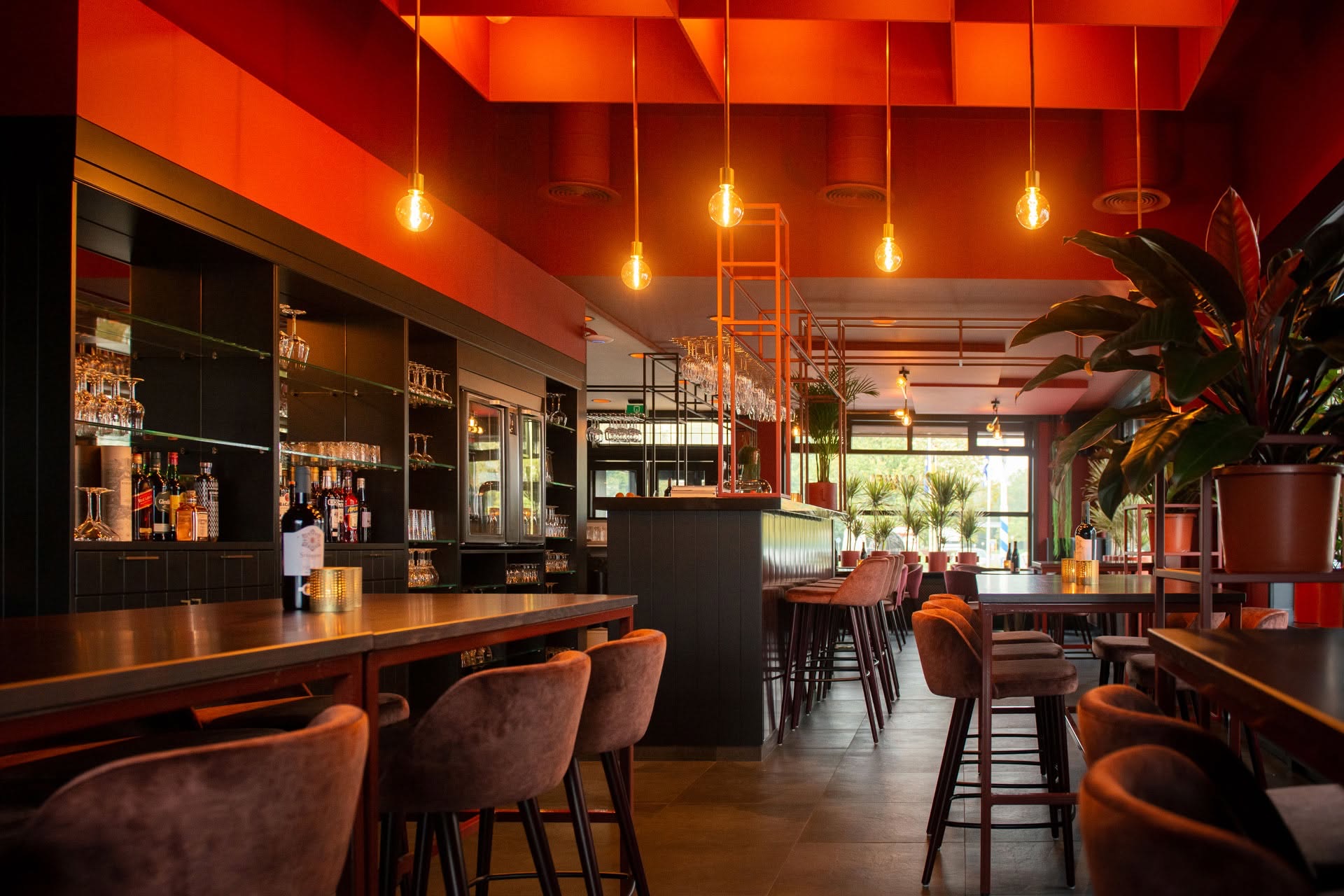 De bar en het restaurant van Bij Camiel in Philippine