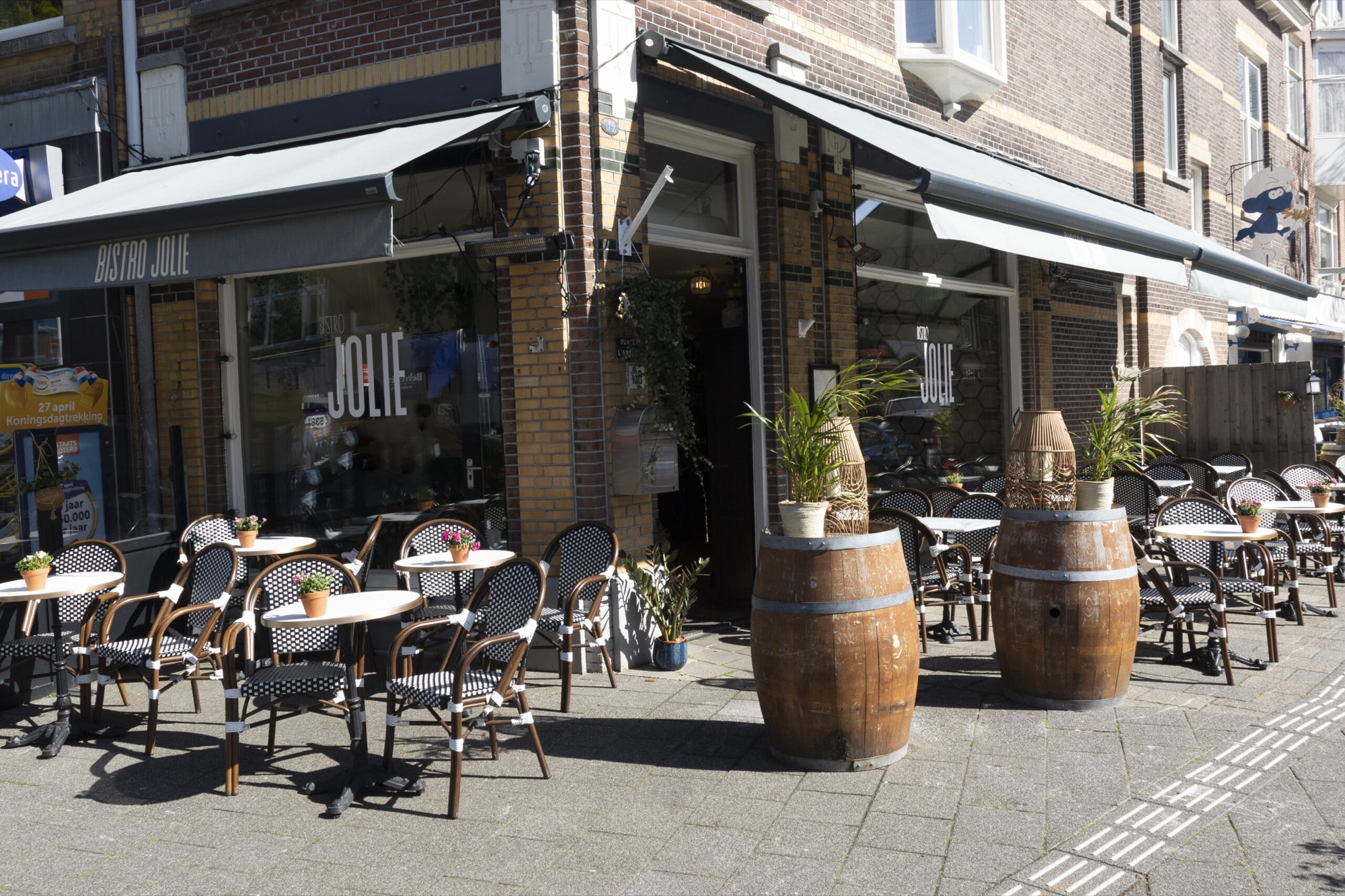 Het terras van Bistro Jolie in Den Haag