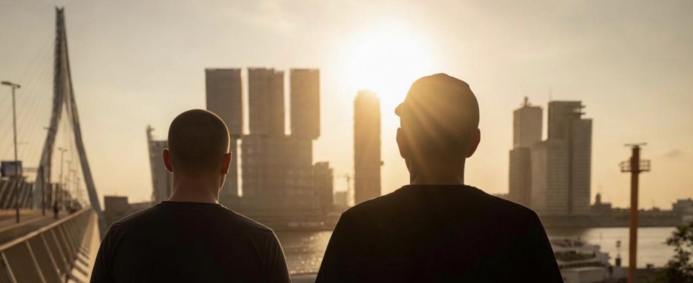 De founders van Couverto kijken uit over de Rotterdamse skyline