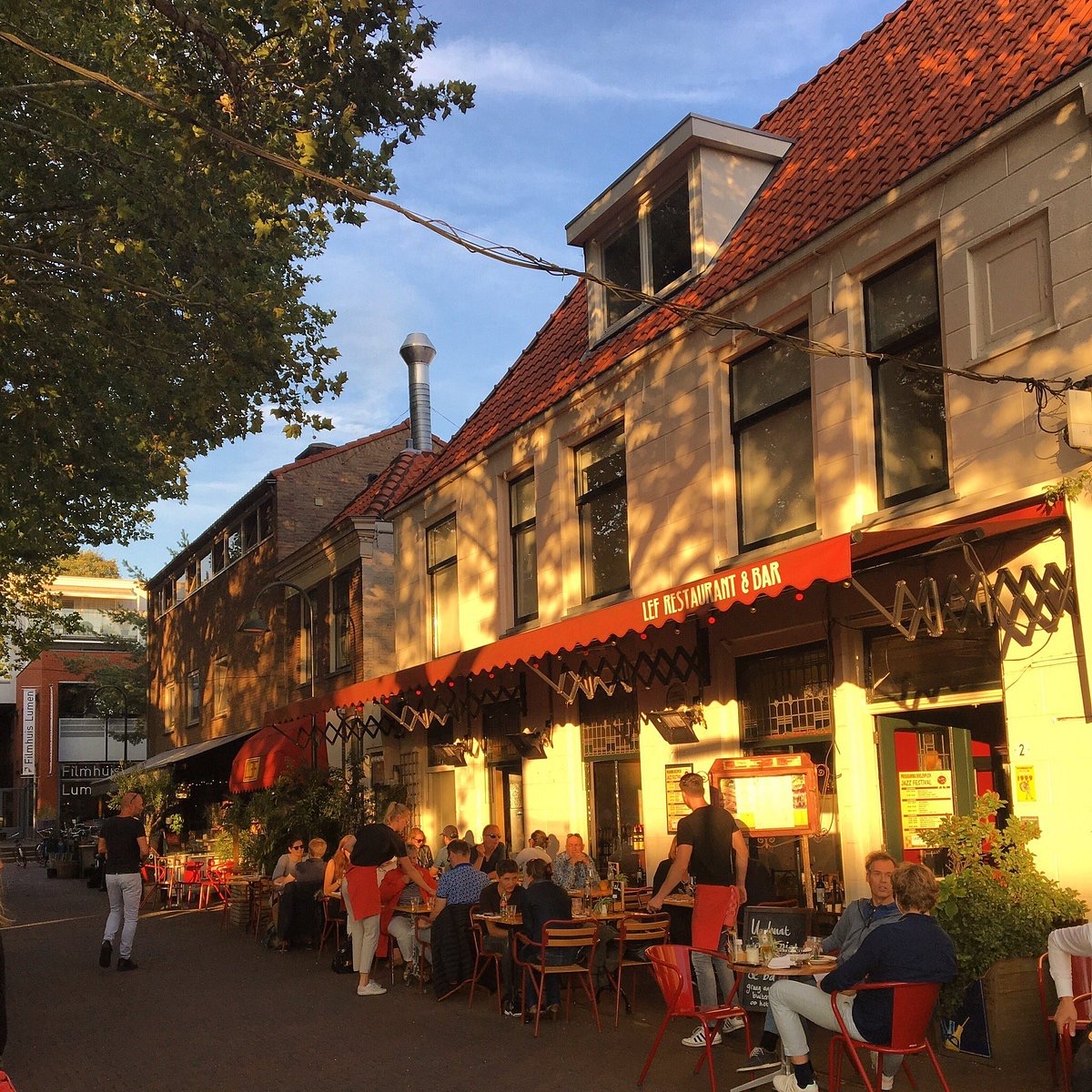Het terras van LEF aan het Doelenplein in Delft